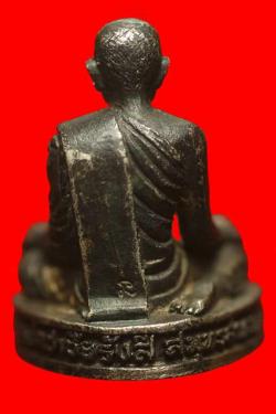 ภาพที่ 2 รูปหล่ออุดกริ่งพระอาจารย์จันทร์ คเวสโก วัดป่าชัยรังสี สมุทรสาคร เนื้อเงิน